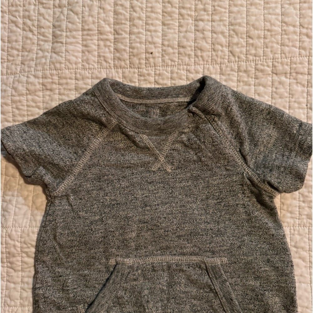 Baby Gap Gray Romper Onesie Sz 12-18 months - Picture 2 of 6